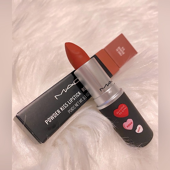 MAC Cosmetics Powder Kiss limited edition devoted to chili. - Picture 1 of 3